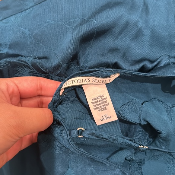 Victoria's Secret blue silky cami top open back - Picture 4 of 4